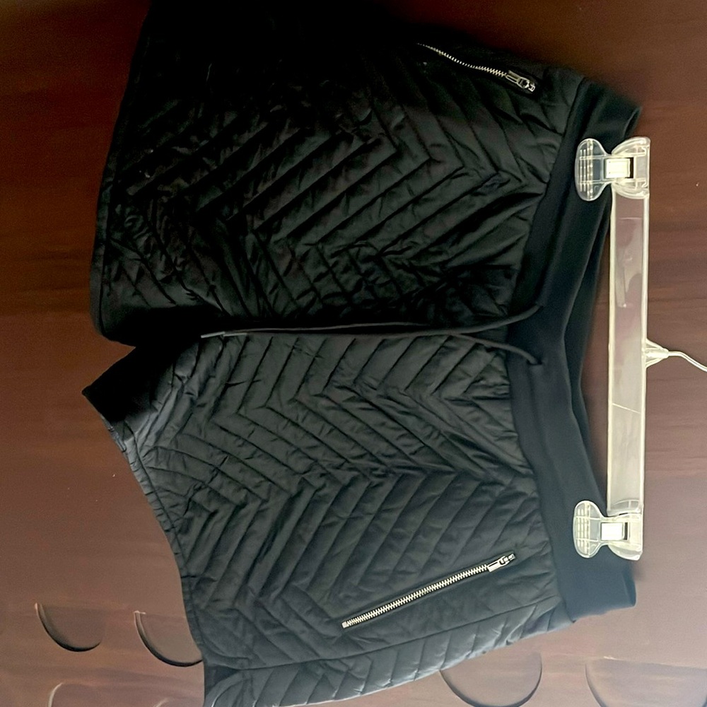 Quilted black polyester shorts